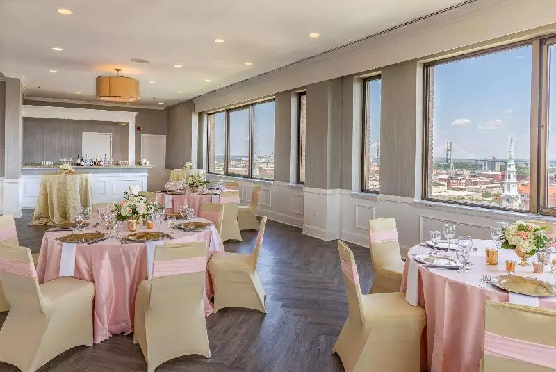 Отель The Desoto