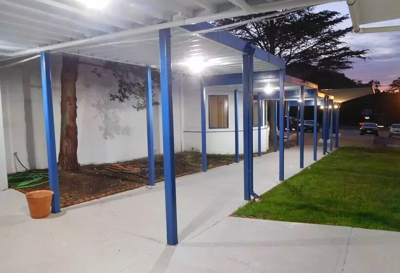 호텔 Whalers Inn And Suites