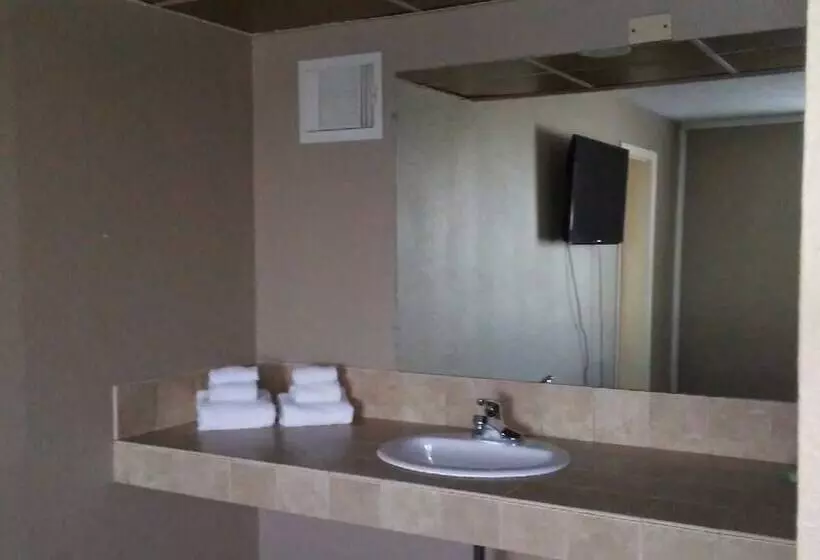 호텔 Whalers Inn And Suites