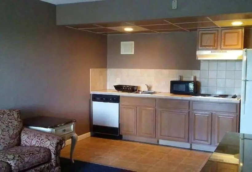 호텔 Whalers Inn And Suites