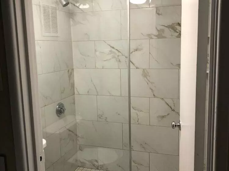 호텔 Whalers Inn And Suites