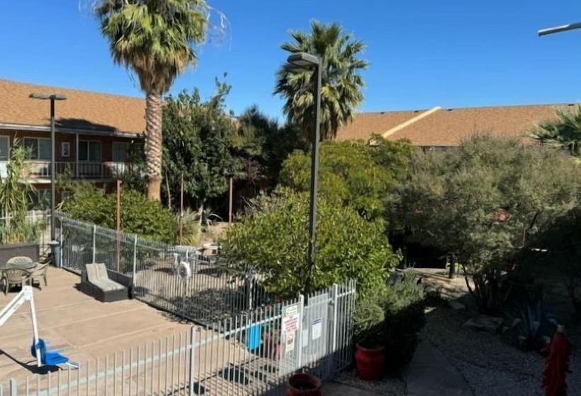 هتل Big Chile Inn & Suites