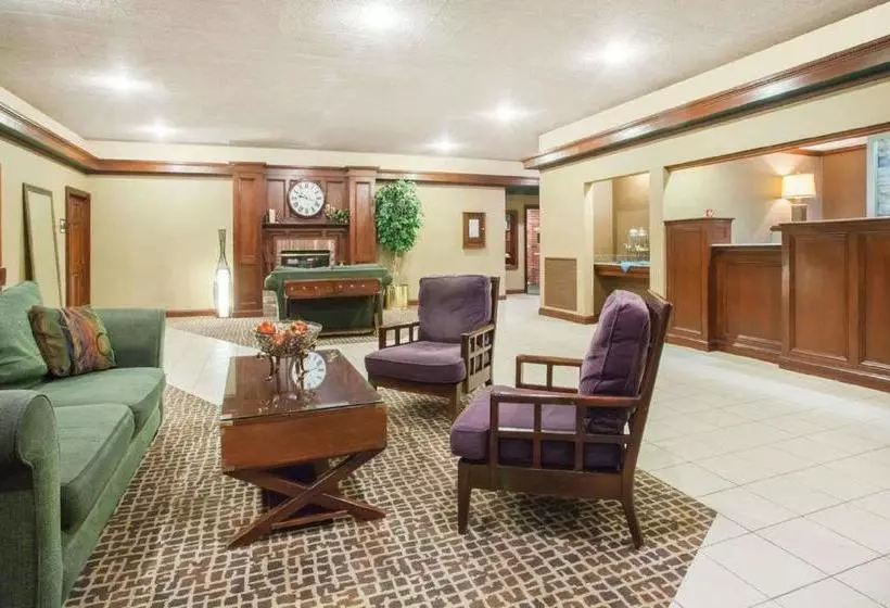 Hotelli Clarion Inn  Airport University