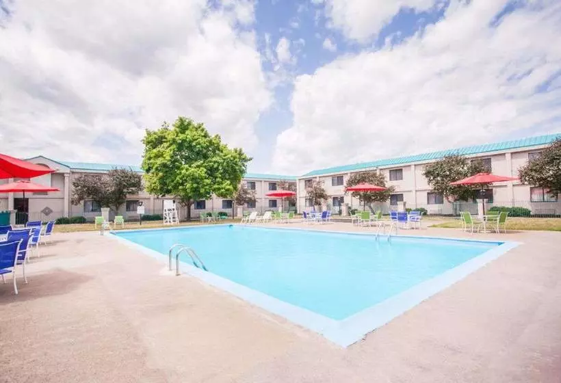 Hotelli Clarion Inn  Airport University