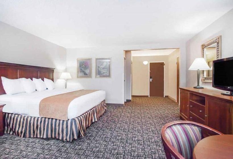 Otel Clarion Inn Airport University