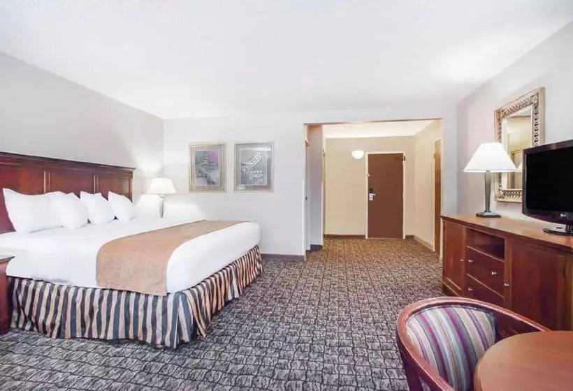 Hotelli Clarion Inn  Airport University