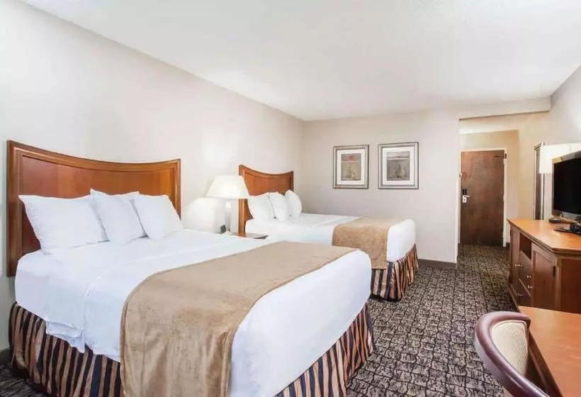 Hotelli Clarion Inn  Airport University