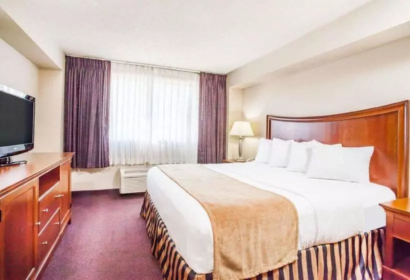 Hotelli Clarion Inn  Airport University