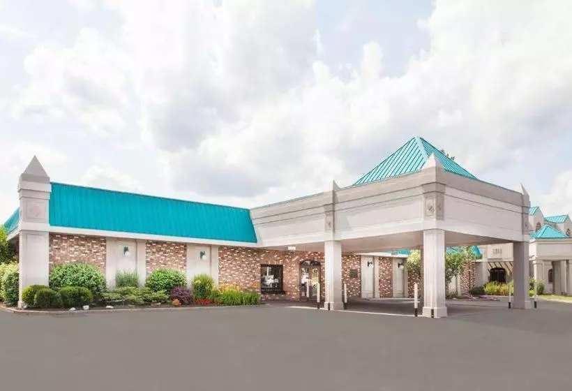 Hotelli Clarion Inn  Airport University