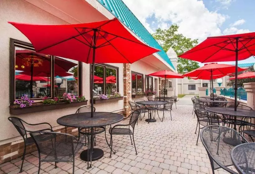 Hotelli Clarion Inn  Airport University