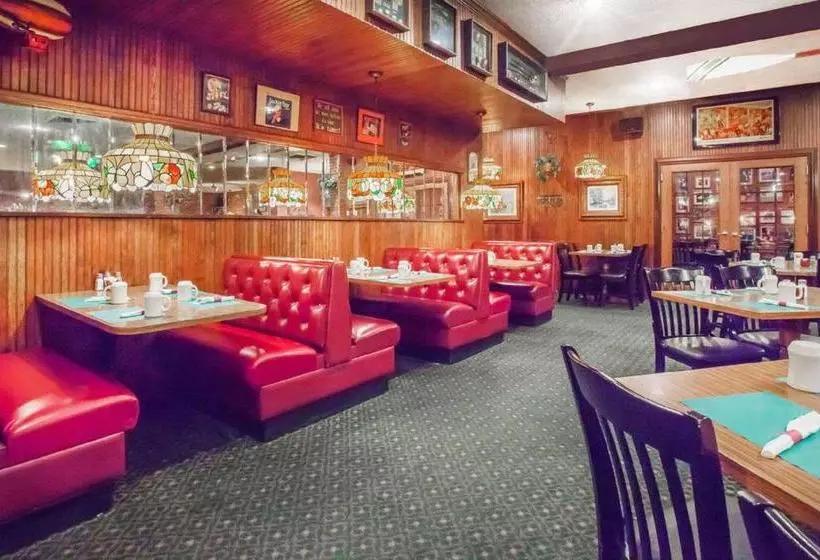 Hotelli Clarion Inn  Airport University