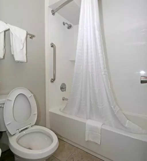 בית מלון כפרי Clarion Pointe Statesville