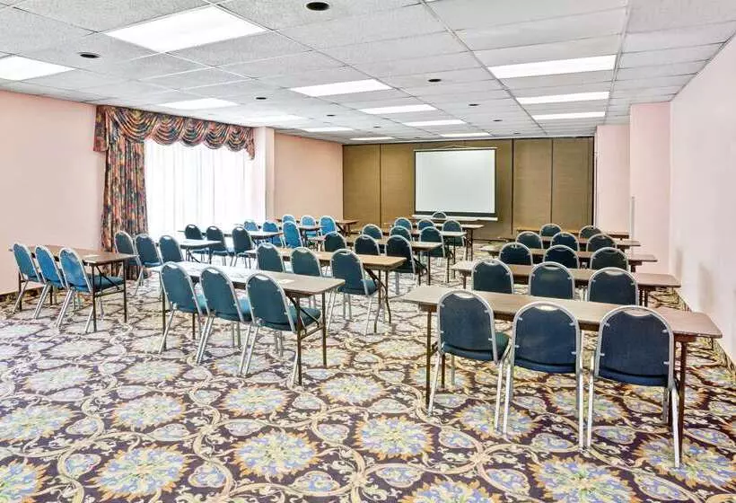 Otel Days Inn & Suites By Wyndham Fullerton