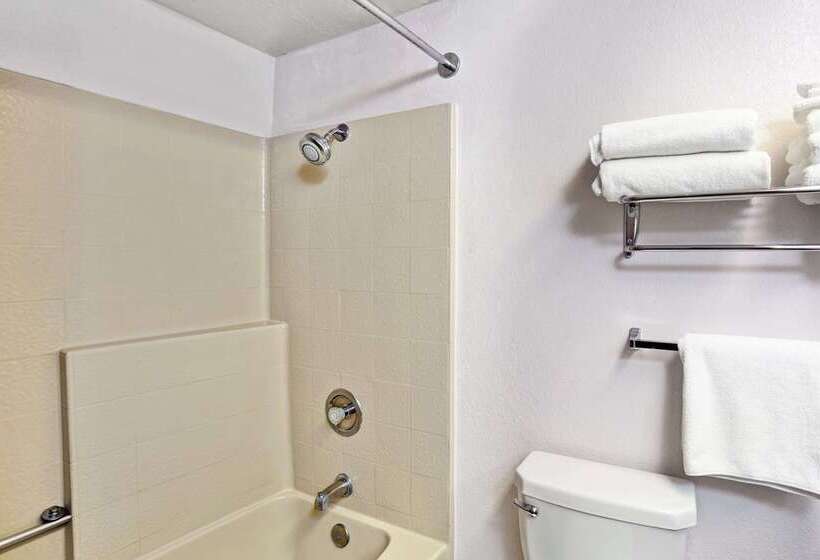 酒店 Days Inn & Suites By Wyndham Fullerton