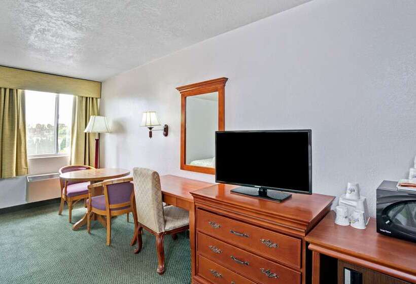 酒店 Days Inn & Suites By Wyndham Fullerton