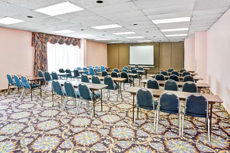 酒店 Days Inn & Suites By Wyndham Fullerton