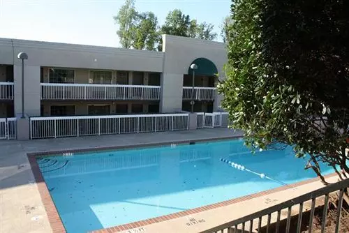 فندق Gainesville Inn & Suites