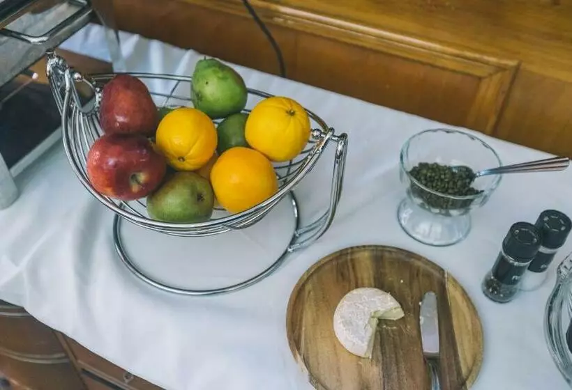 هتل Governors Inn