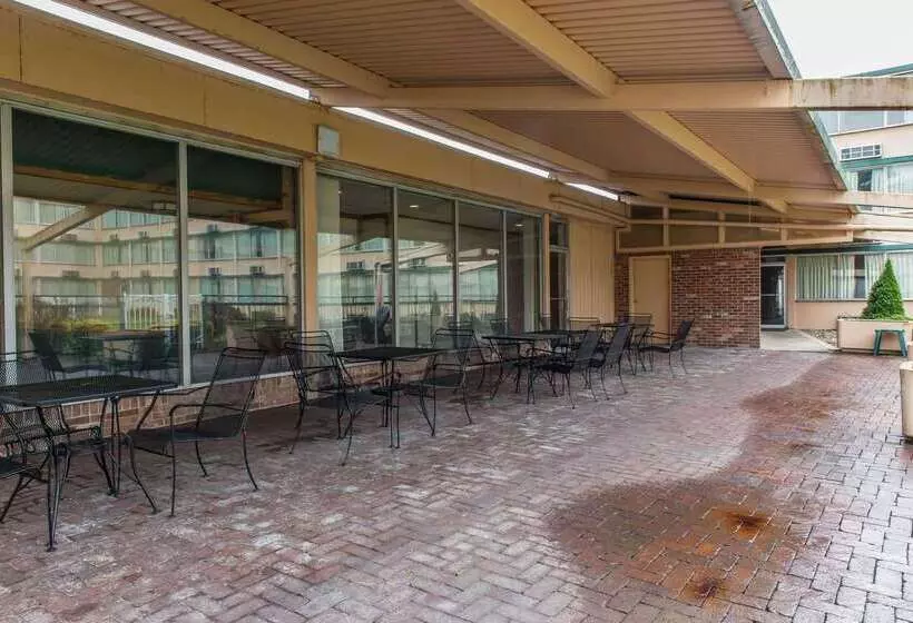 Отель Quality Inn