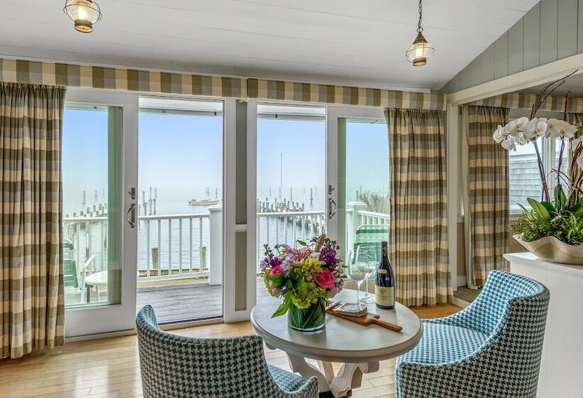 בית מלון כפרי The Harborside Inn