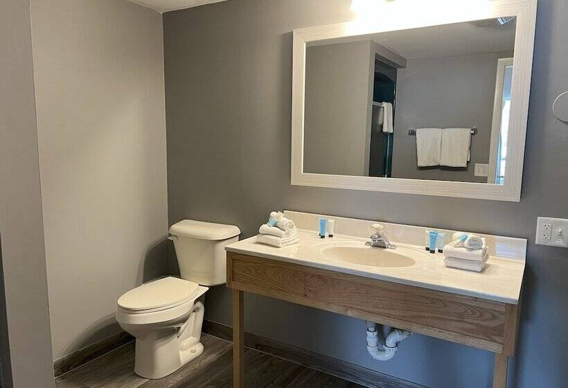 The Georgian Lakeside Resort