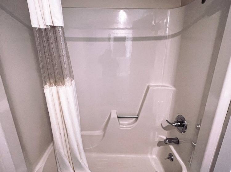 The Georgian Lakeside Resort