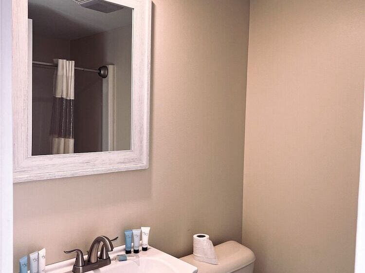 The Georgian Lakeside Resort