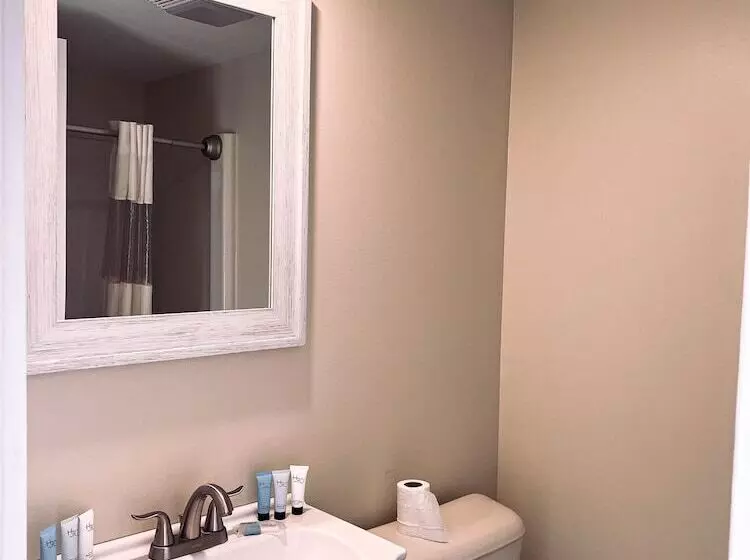 The Georgian Lakeside Resort