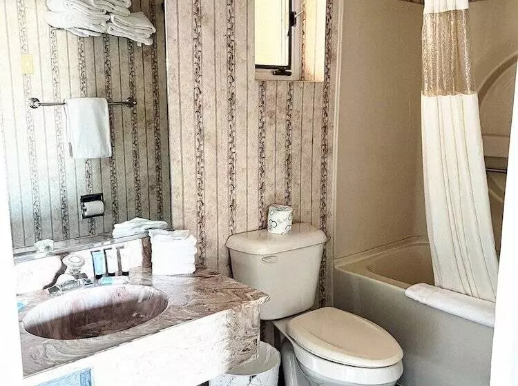 The Georgian Lakeside Resort