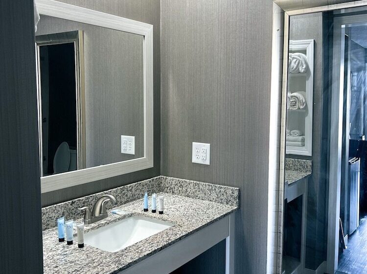 The Georgian Lakeside Resort