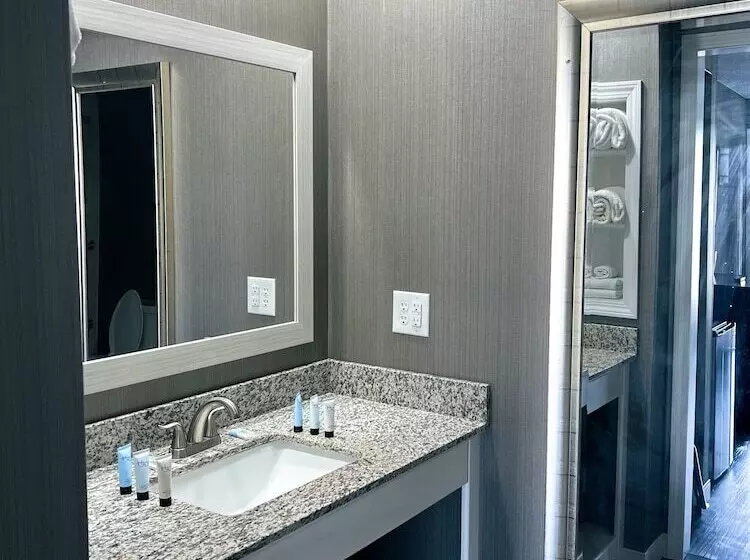 The Georgian Lakeside Resort