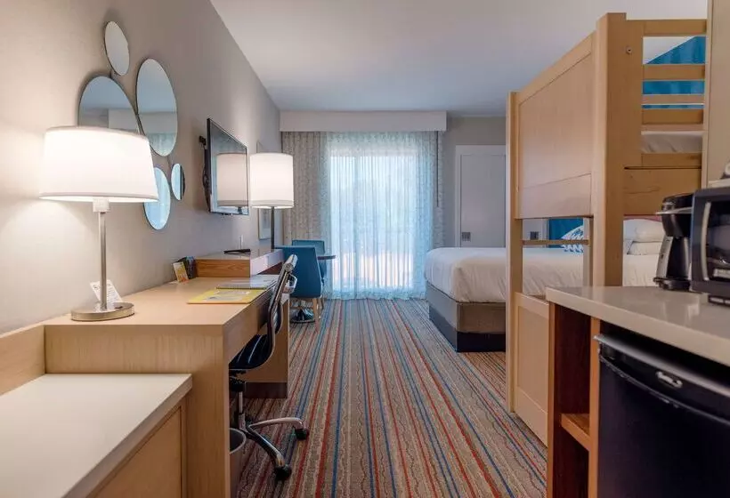 Howard Johnson By Wyndham Anaheim Hotel & Water Playground