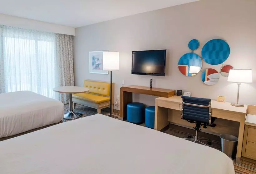 Howard Johnson By Wyndham Anaheim Hotel & Water Playground