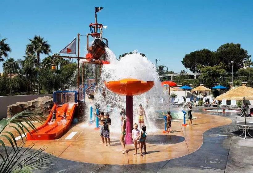 Howard Johnson By Wyndham Anaheim Hotel & Water Playground