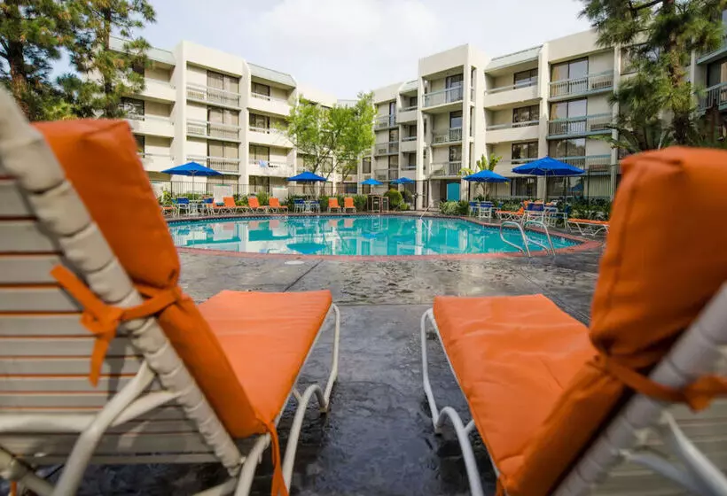 Howard Johnson By Wyndham Anaheim Hotel & Water Playground