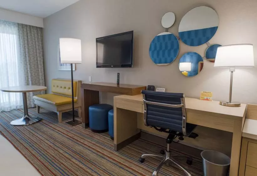 Howard Johnson By Wyndham Anaheim Hotel & Water Playground