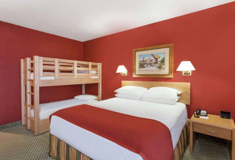 Howard Johnson By Wyndham Anaheim Hotel & Water Playground