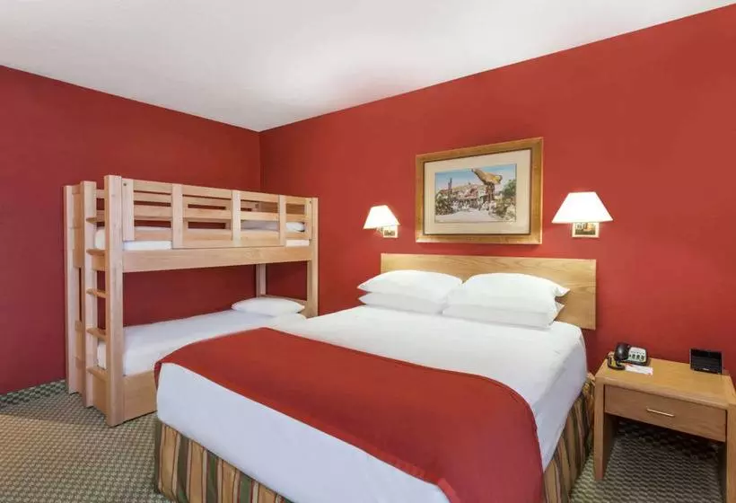 Howard Johnson By Wyndham Anaheim Hotel & Water Playground