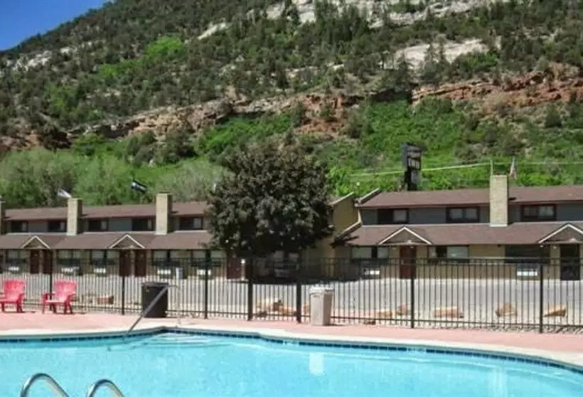 فندق Ironhorse Inn & Conference Center