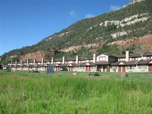 فندق Ironhorse Inn & Conference Center