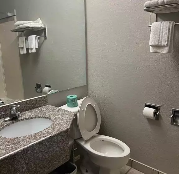 בית מלון כפרי Mid Towne Inn & Suites