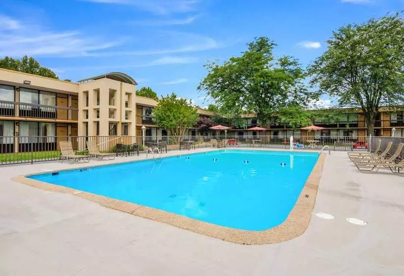 هتل Quality Inn Roanoke Airport