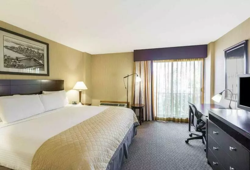Wyndham Garden Hotel Newark Airport