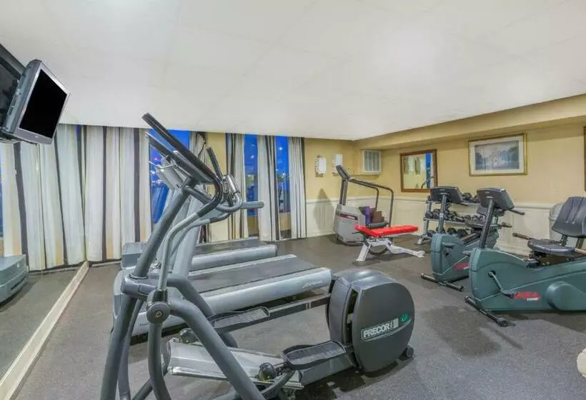 Wyndham Garden Hotel Newark Airport