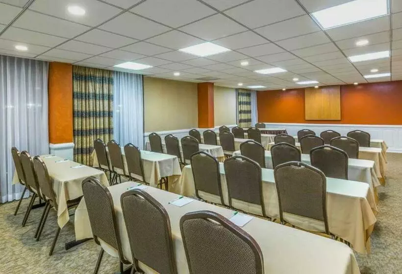 Wyndham Garden Hotel Newark Airport