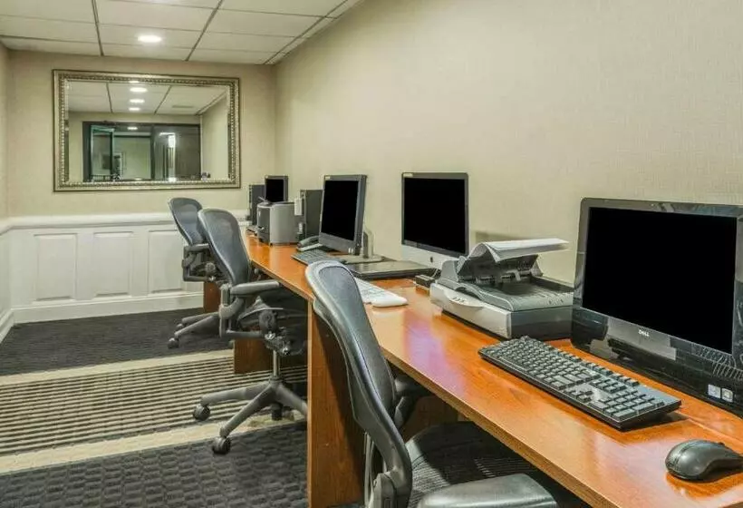 Wyndham Garden Hotel Newark Airport