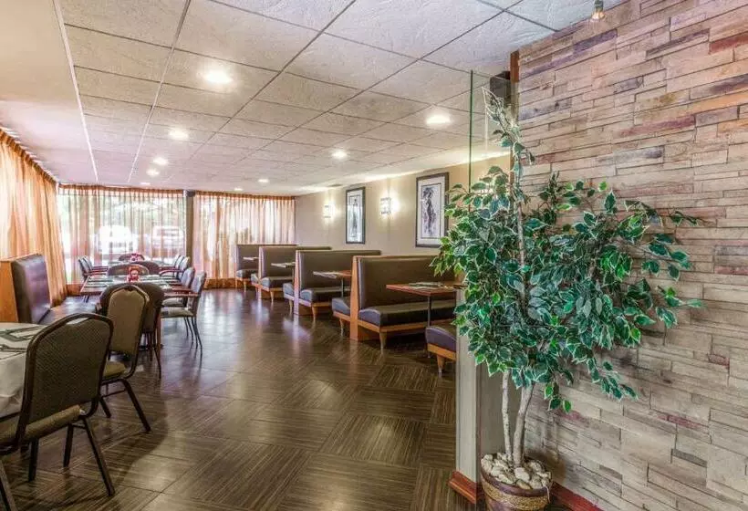 Wyndham Garden Hotel Newark Airport