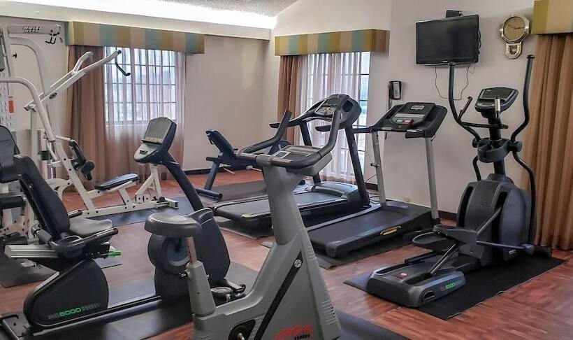 فندق Days Inn & Suites By Wyndham Schaumburg  Woodfield Mall