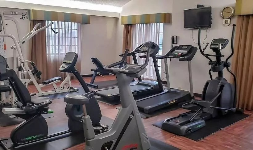 ホテル Days Inn & Suites By Wyndham Schaumburg Woodfield Mall