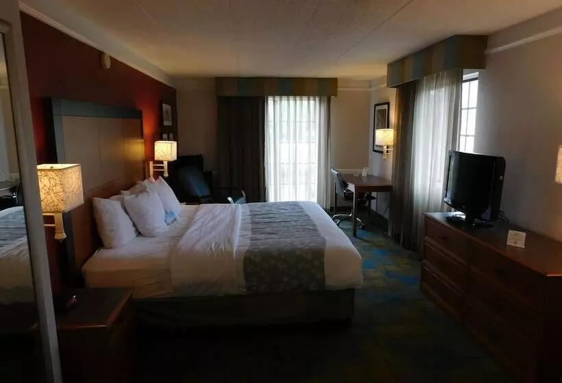 ホテル Days Inn & Suites By Wyndham Schaumburg Woodfield Mall